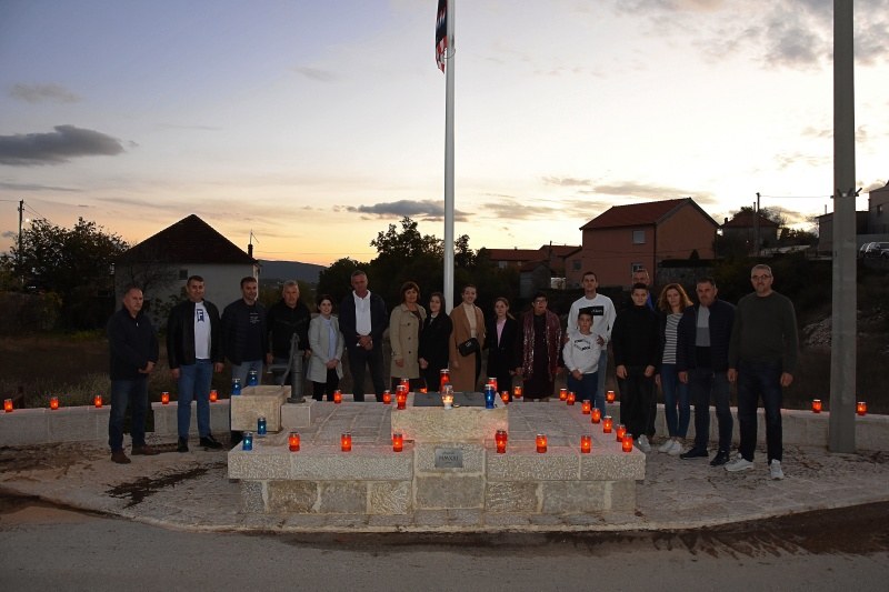 za nevine vukovarske žrtve i stradale branitelje upaljene svijeće