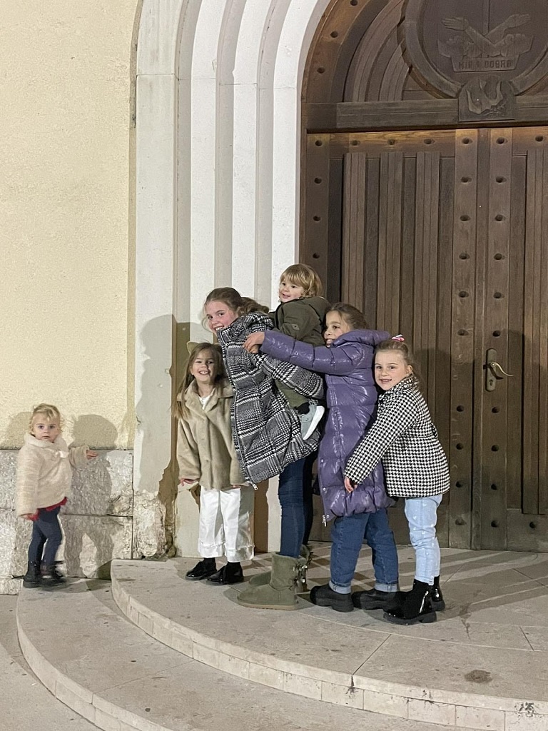 FOTO | Ispred crkve sv. Franje održano druženje povodom Adventa