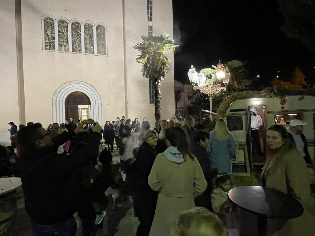 FOTO | Ispred crkve sv. Franje održano druženje povodom Adventa