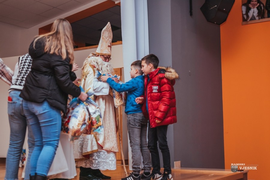 Mališane u župi Gračac posjetio sveti Nikola