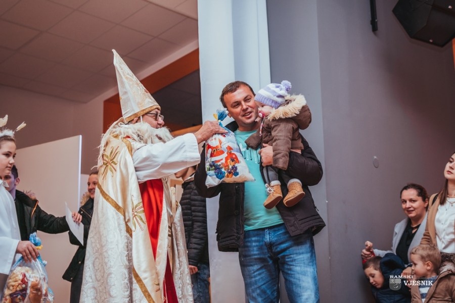 Mališane u župi Gračac posjetio sveti Nikola