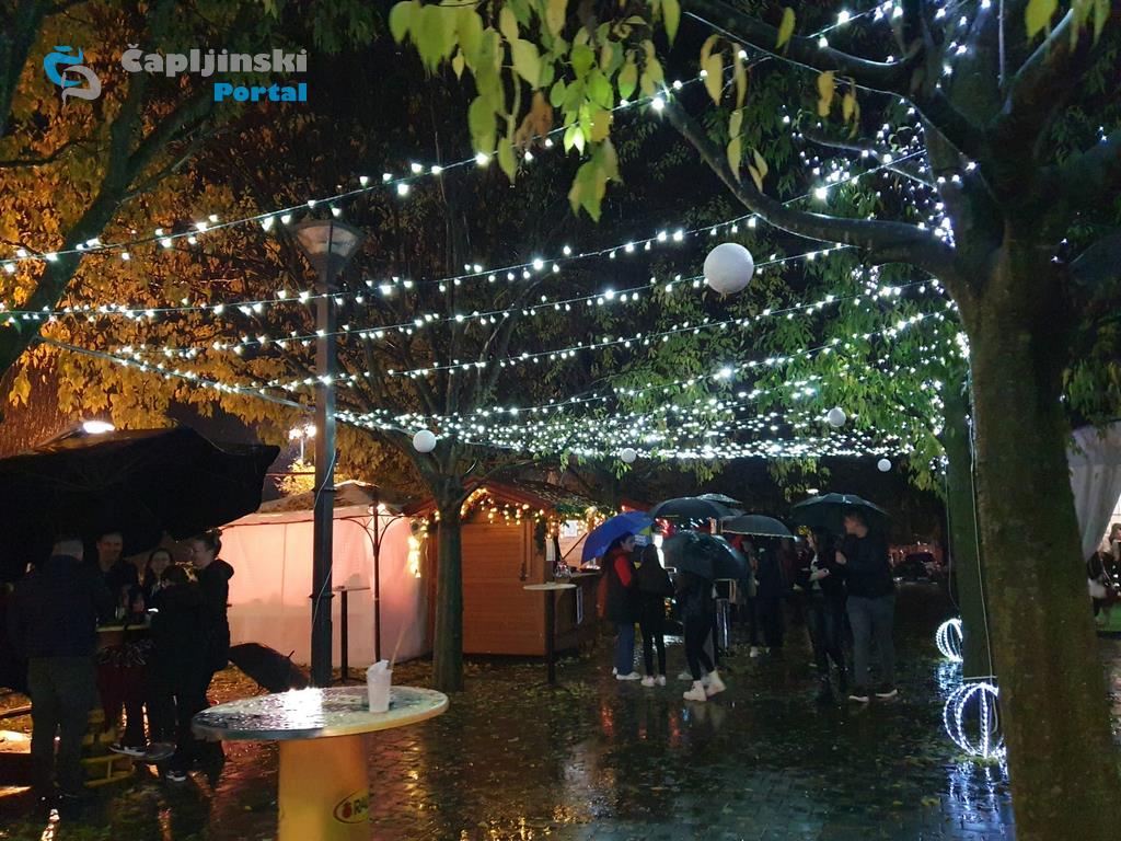 Posjetili smo Advent u Ljubuškom, najljepše okićenom gradu u BiH: Ponuda odlična, zabava vrhunska