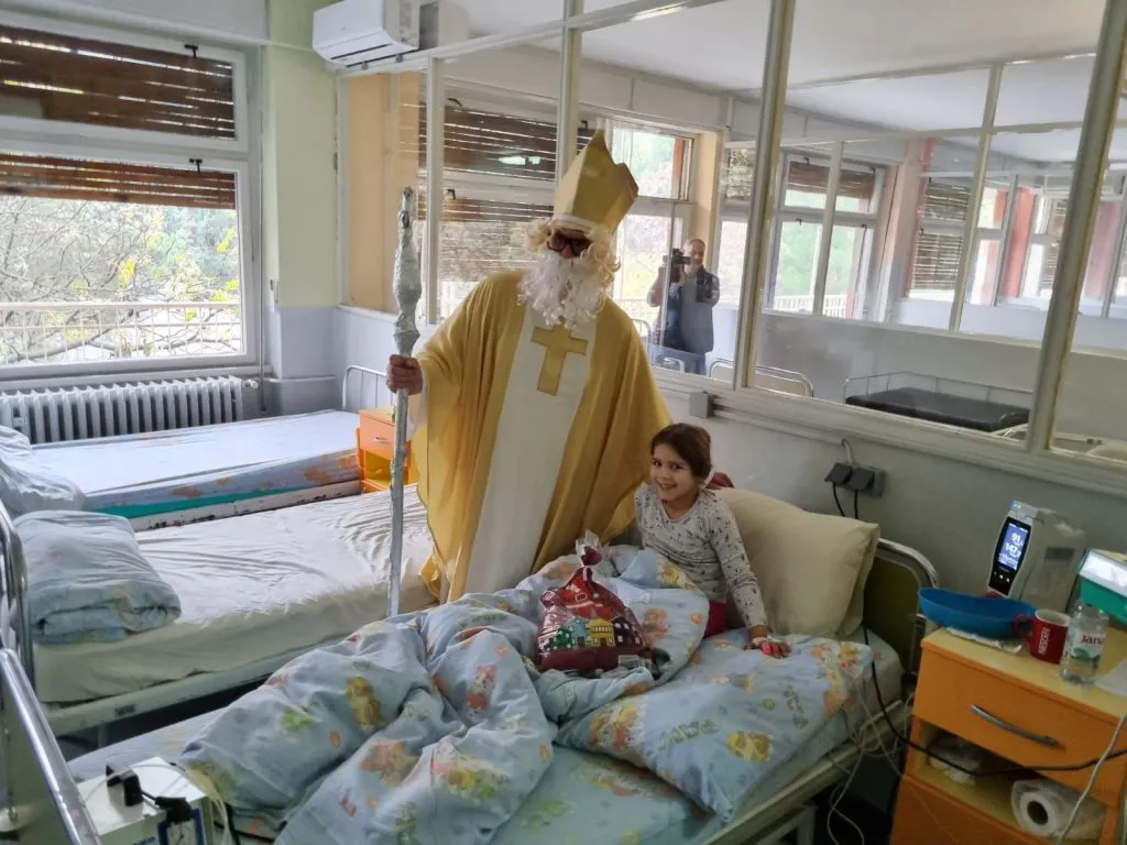 Sveti Nikola posjetio djecu na Klinici za dječje bolesti SKB-a Mostar