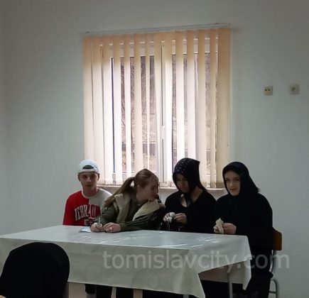 Fra Mijini učenici s „Bakinim pričama“ posjetili Starački dom u Tomislavgradu