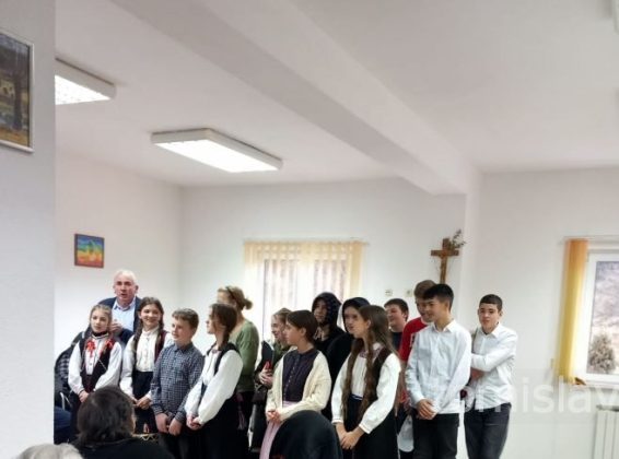 Fra Mijini učenici s „Bakinim pričama“ posjetili Starački dom u Tomislavgradu