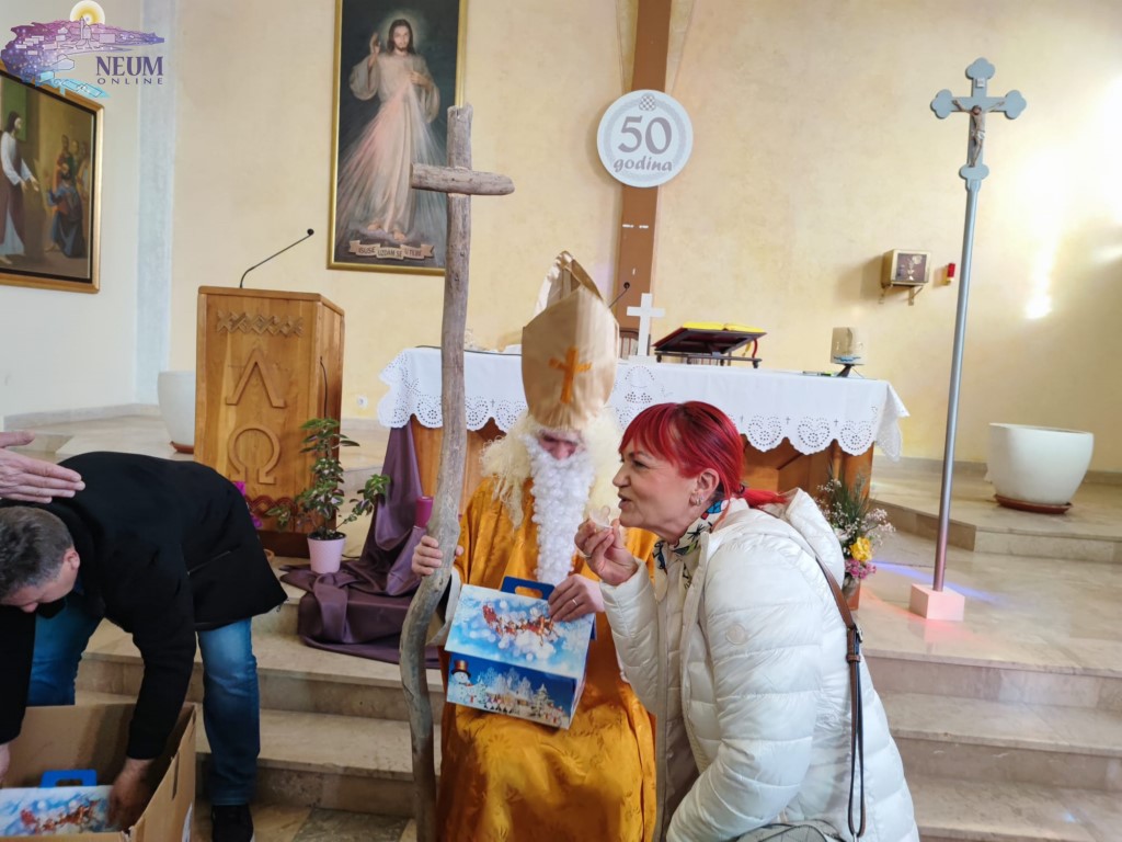 FOTO | U Hutovu održana tradicionalna Raštikijada, najmlađe obradovao sveti Nikola