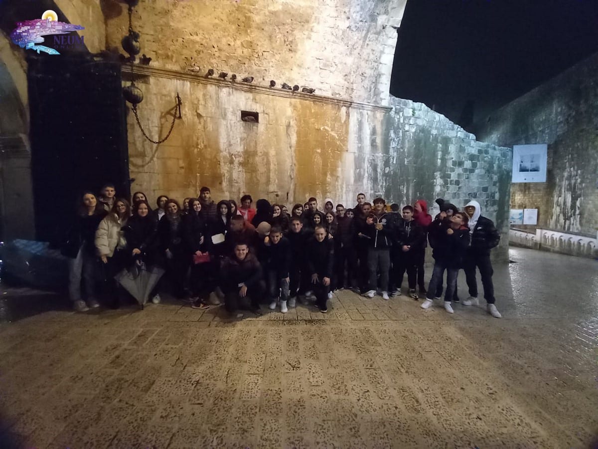 FOTO | Učenici OŠ Kardinala Stepinca Neum u dubrovačkom kazalištu uživali u predstavi “Zlatno libro”