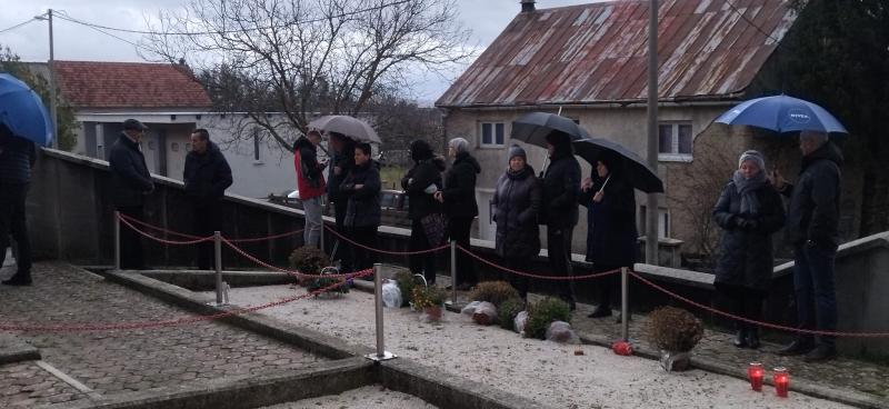 Molitva i svijeće u spomen na nevino stradale civile u duvanjskome selu Lugu