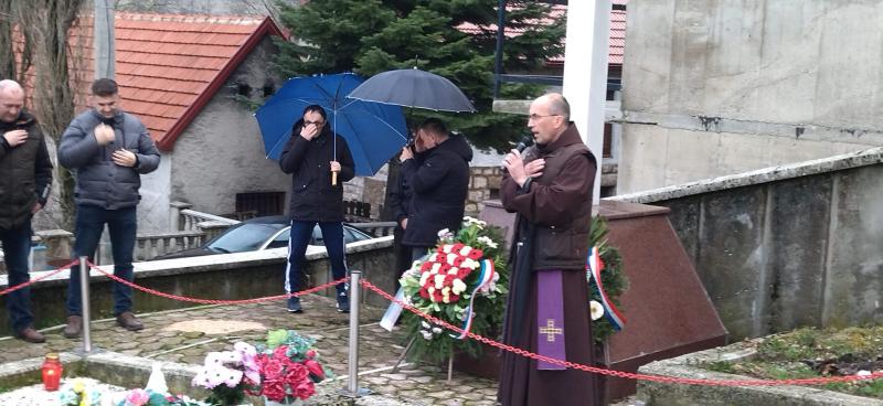 Molitva i svijeće u spomen na nevino stradale civile u duvanjskome selu Lugu
