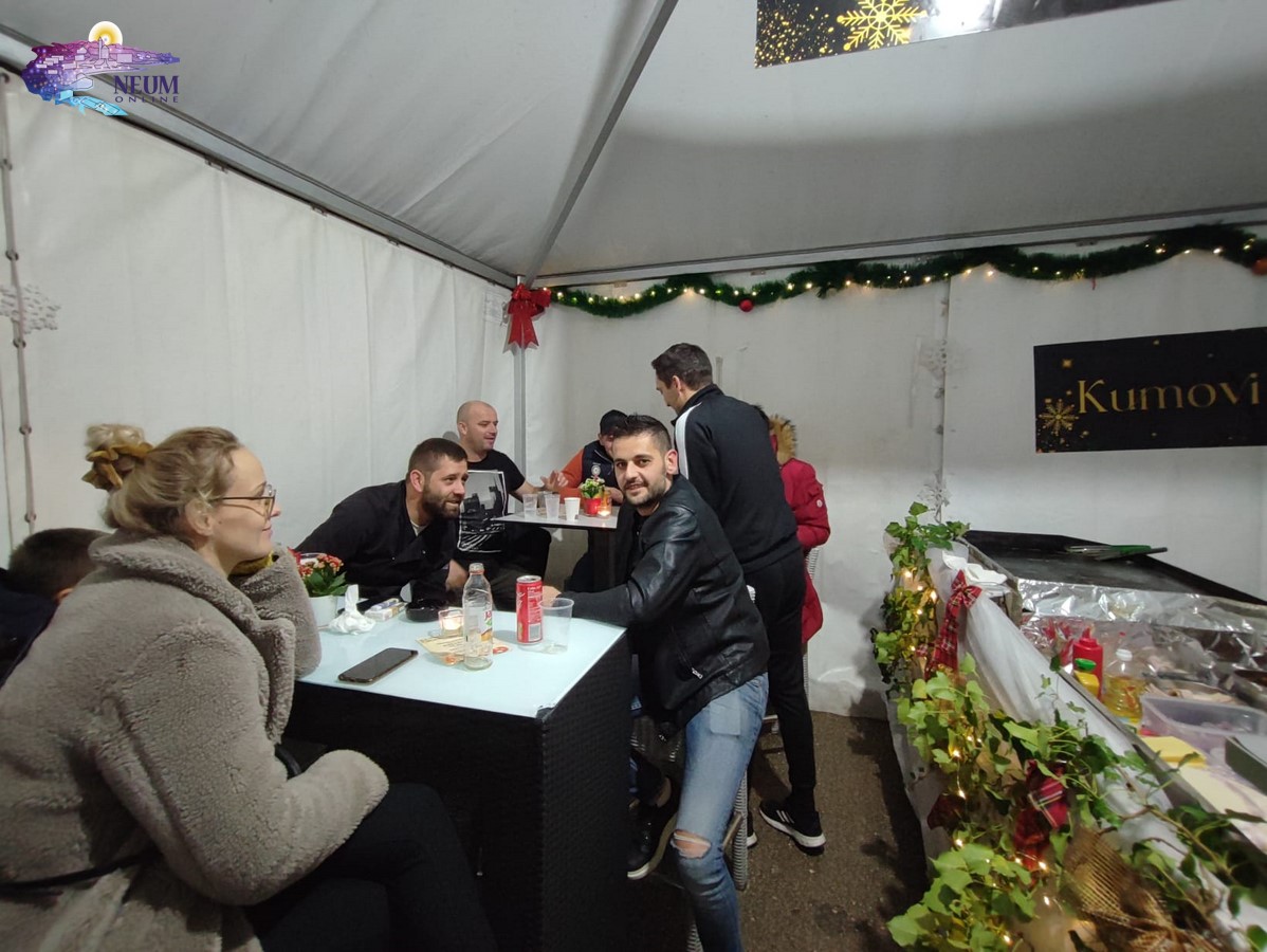 FOTO | Unatoč kiši Neumljani uživaju u blagdanskom ugođaju, započeo Advent u Neumu