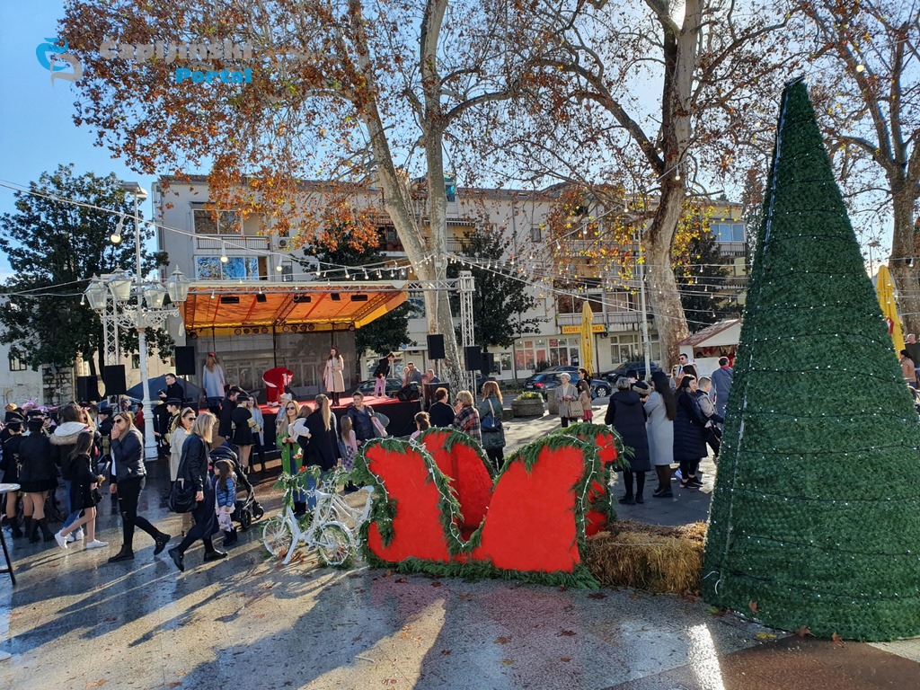 FOTO | Otvoren Advent u Čapljini – blagdanski duh stigao na Trg – građani uživali u programu
