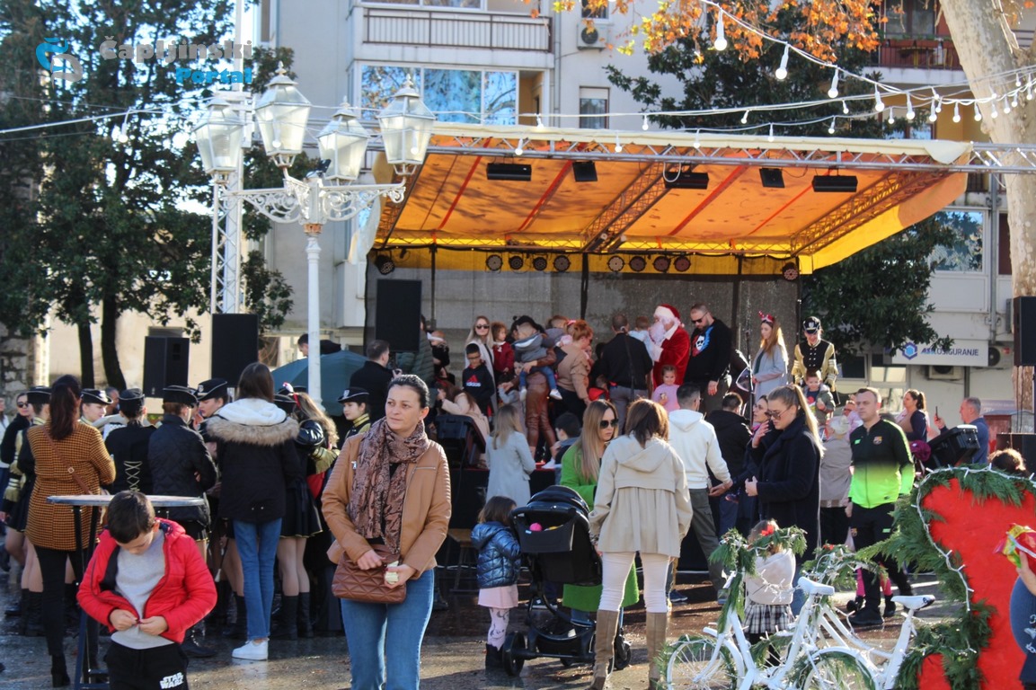 FOTO | Otvoren Advent u Čapljini – blagdanski duh stigao na Trg – građani uživali u programu