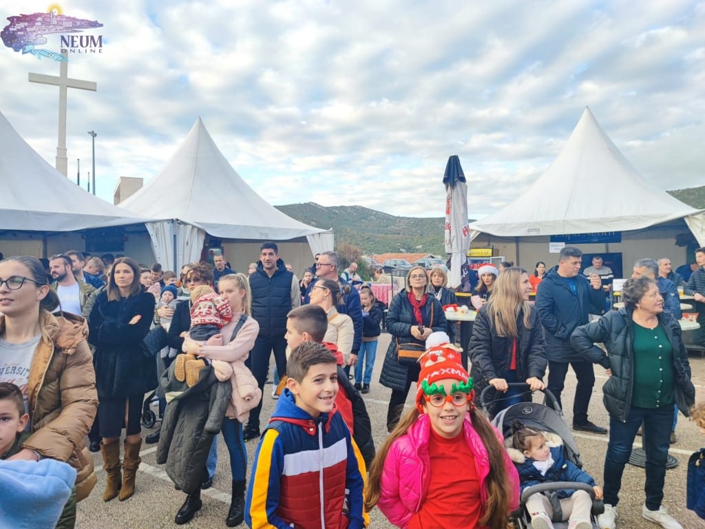 FOTO: Svečano je otvoren Advent u Neumu