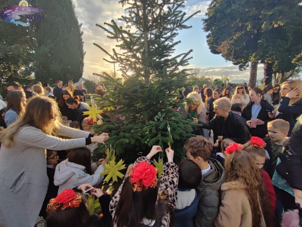 FOTO: Svečano je otvoren Advent u Neumu