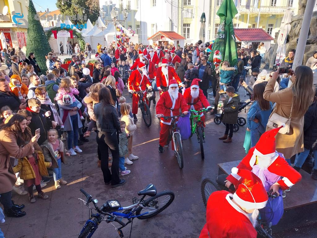 FOTO | Mrazija okupila veliki broj ljudi na trgu – Djedice na biciklima podijelile poklone