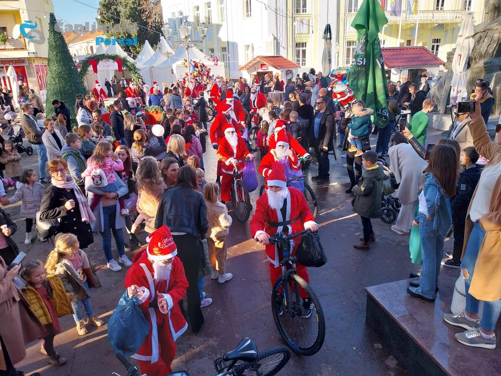 FOTO | Mrazija okupila veliki broj ljudi na trgu – Djedice na biciklima podijelile poklone