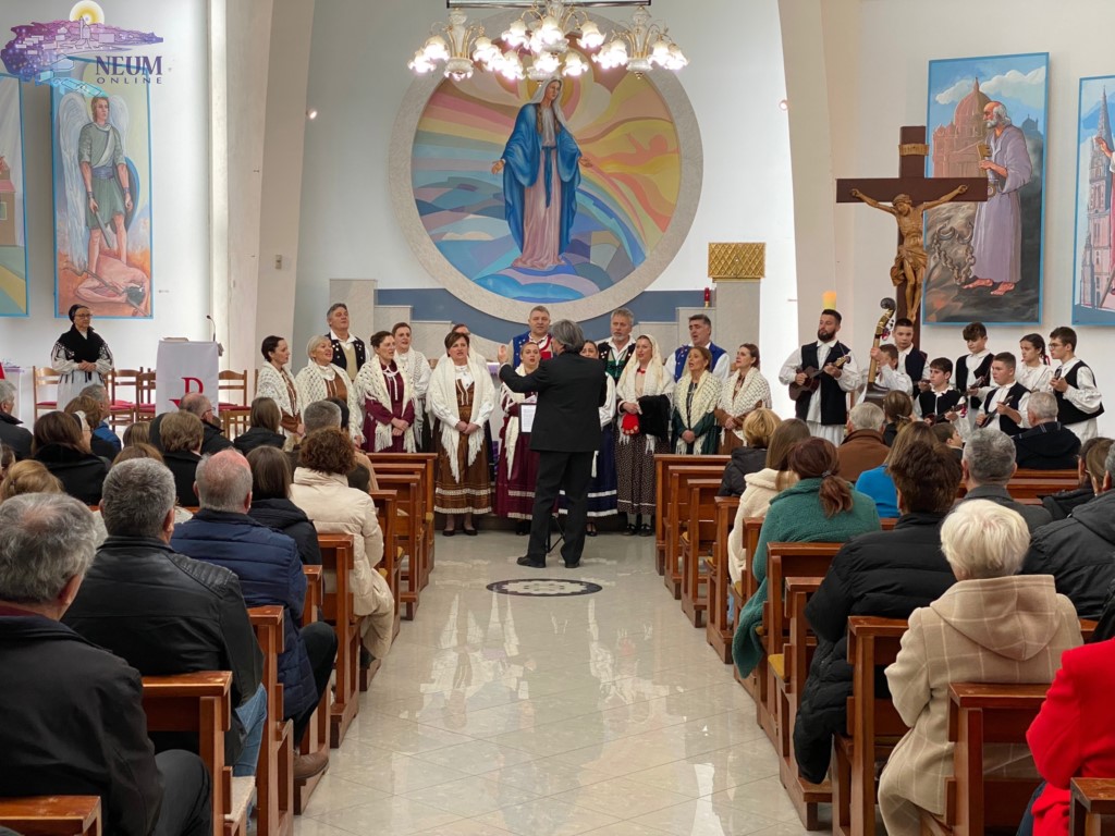 FOTO: U prepunoj crkvi Gospe od Zdravlja KUD “Klek” održao adventski koncert