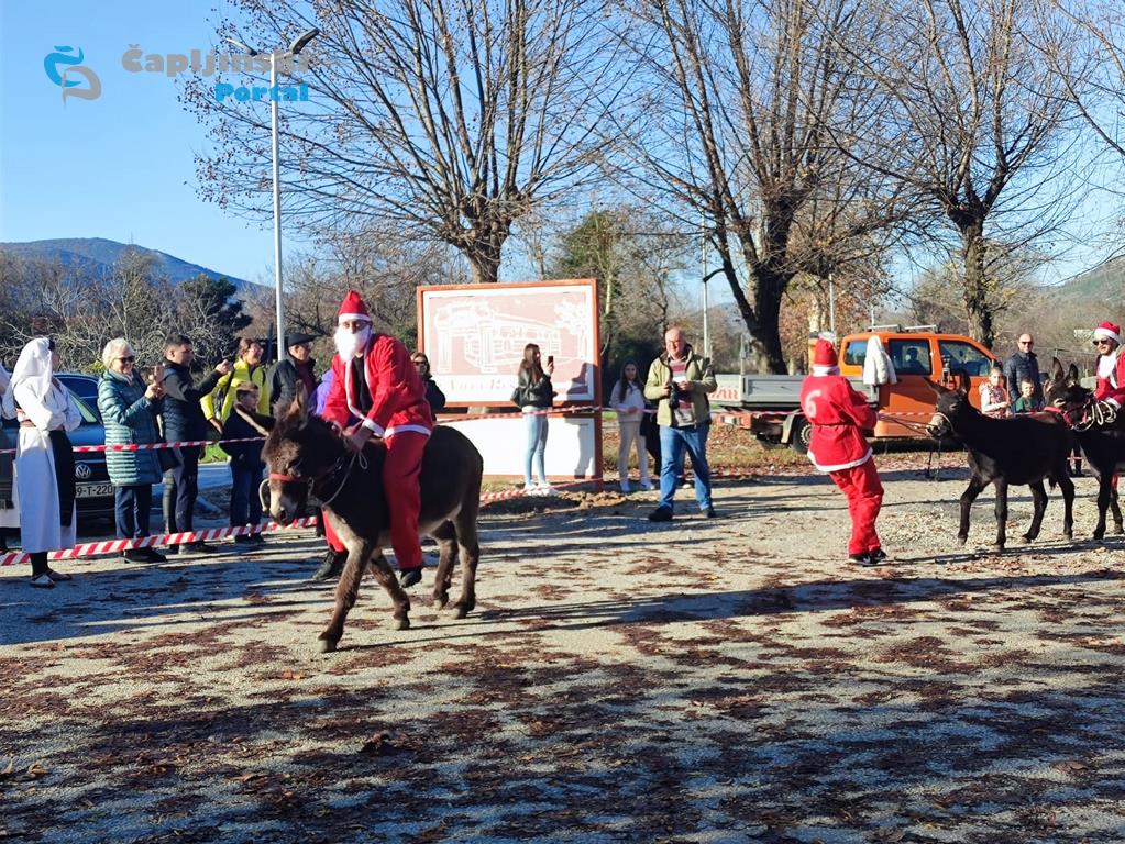 FOTO | Jozo Šimović i Eustahije pobjednici utrke magaraca; u Mogorjelu zabava kakvu regija ne pamti!