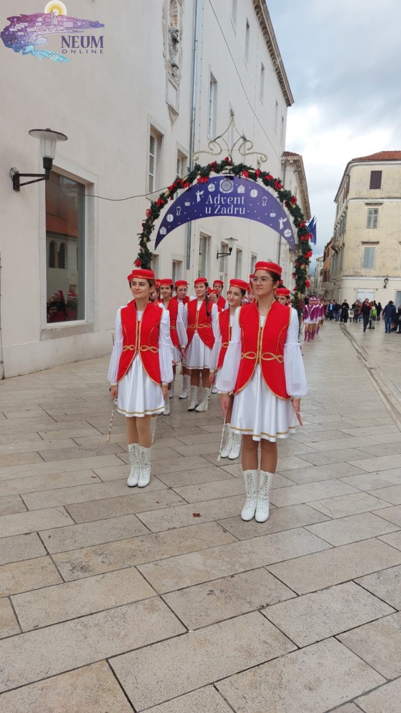 FOTO/VIDEO: Neumske mažoretkinje nastupile na Adventu u Zadru