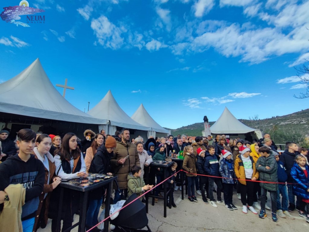 FOTOGALERIJA: Bogat program trećeg dana Adventa u Neumu privukao brojne sugrađane
