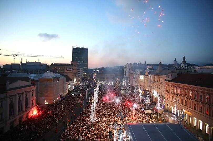 Deseci tisuća navijača na Trgu dočekali Vatrene
