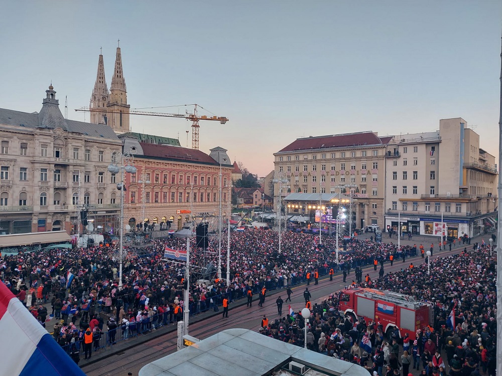 Deseci tisuća navijača na Trgu dočekali Vatrene