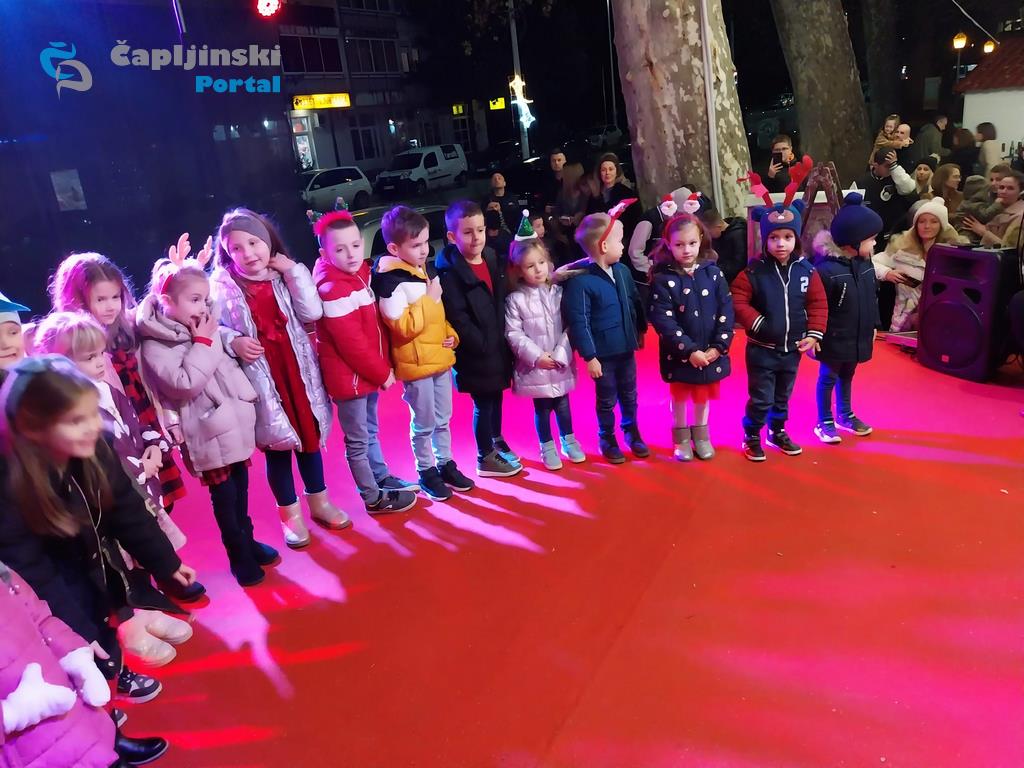 FOTO | Mali vrtićani oduševili nastupom na Adventu pred punim trgom