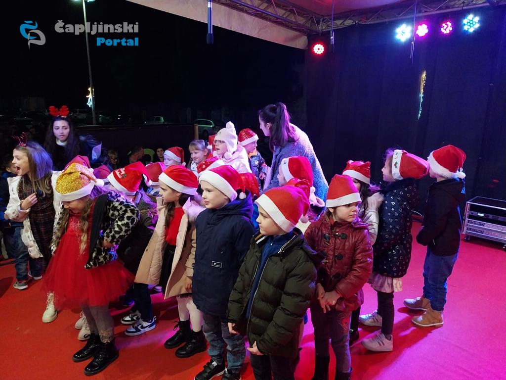 FOTO | Mali vrtićani oduševili nastupom na Adventu pred punim trgom