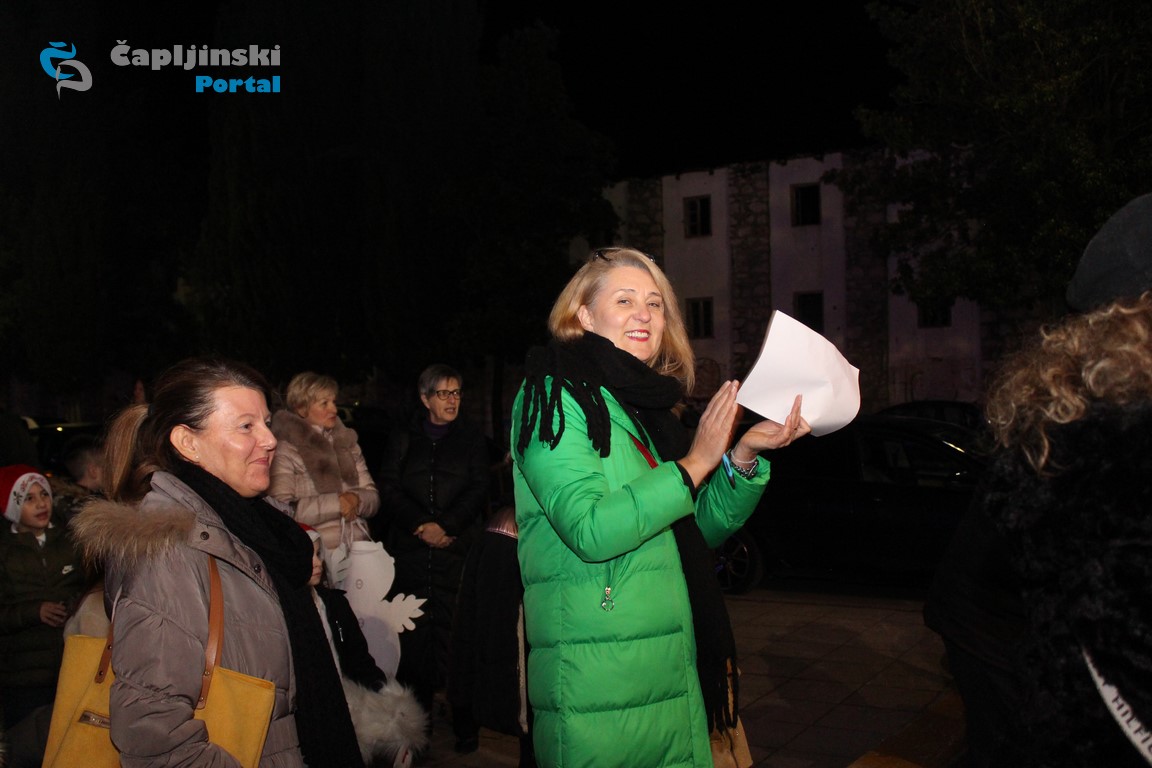 FOTO | Učenici O. Š. V. Pavlovića održali nastup za pamćenje na Trgu kralja Tomislava