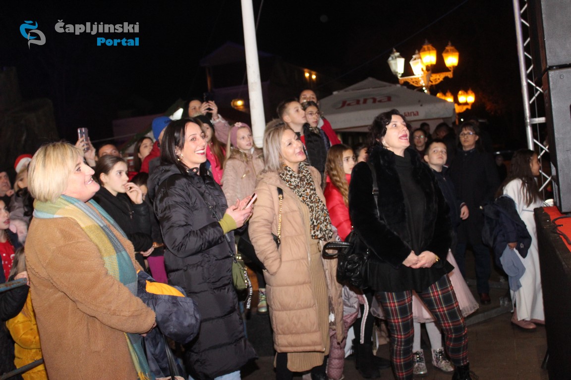 FOTO | Učenici O. Š. V. Pavlovića održali nastup za pamćenje na Trgu kralja Tomislava