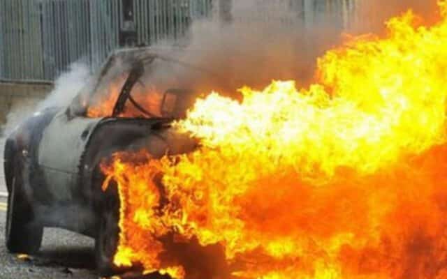 Automobil se zapalio, u pomoć vozačici priskočio Velimir: ‘Od stotina vozača stali smo samo ja i još jedan’ | HIP.ba
