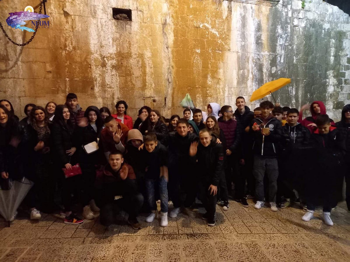 FOTO | Učenici OŠ Kardinala Stepinca Neum u dubrovačkom kazalištu uživali u predstavi “Zlatno libro”