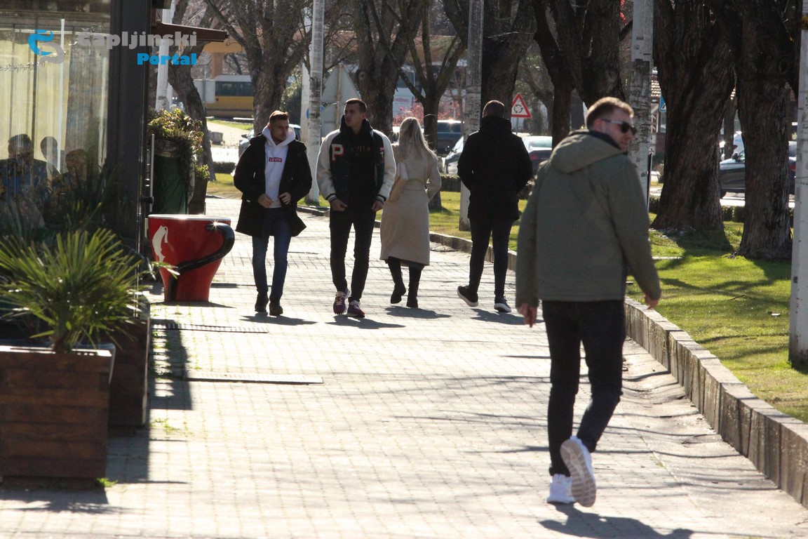 FOTO | Đir po gradu: Unatoč buri Čapljinke i Čapljinci uživali u suncu i šetnji