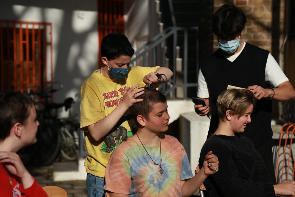 učenici koledža u mostaru organiziraju humanitarnu akciju “bald for a cause”