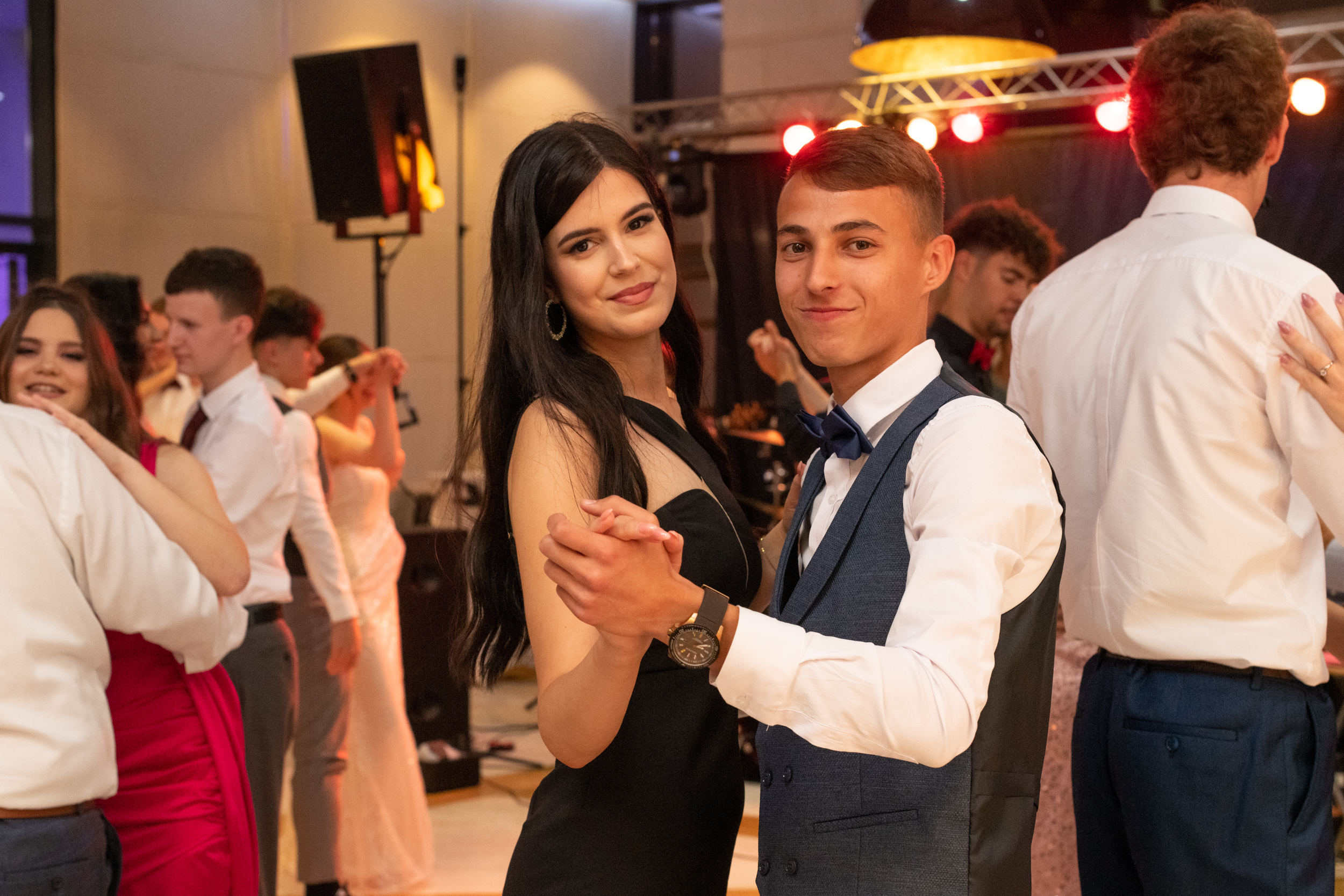 FOTO GALERIJA| Neumski maturanti zablistali na maturalnoj zabavi