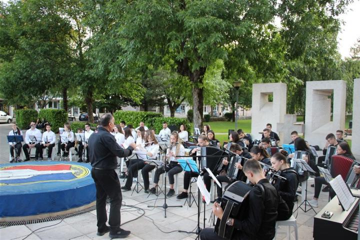 posuško lito: harmonikaški orkestar i limena glazba hkud-a dinara livno priredili sjajnu glazbenu večer u posušju