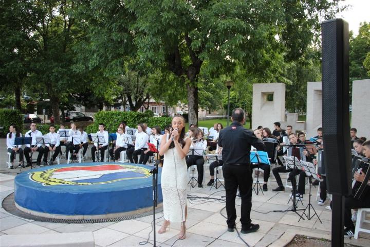 posuško lito: harmonikaški orkestar i limena glazba hkud-a dinara livno priredili sjajnu glazbenu večer u posušju