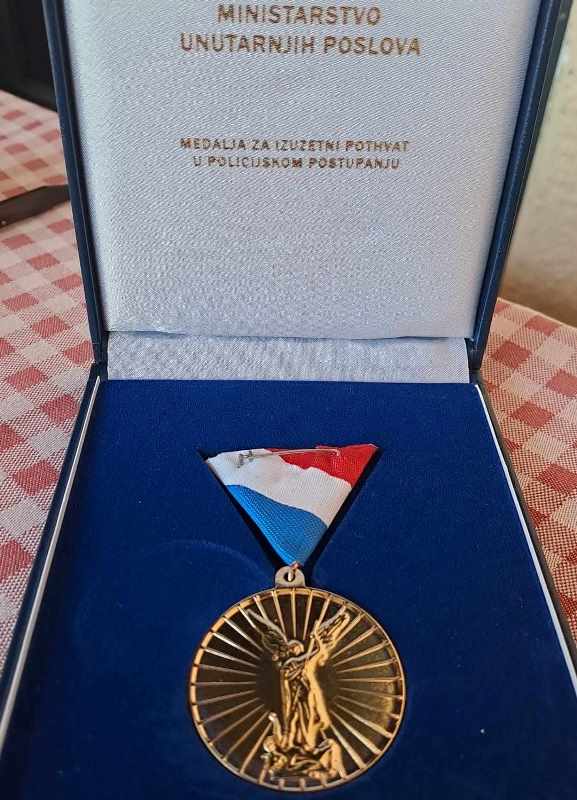 foto/video čestitka : duvnjaku kristijanu-kići zrinušiću uručena medalja za izuzetni pothvat u policijskom postupanju