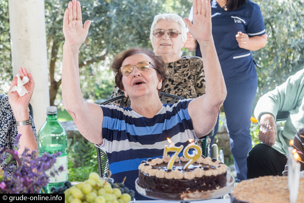 foto: svečano u domu vita u grudama, stjepan proslavio stoti rođendan i 75. godišnjicu braka sa svojom dragicom