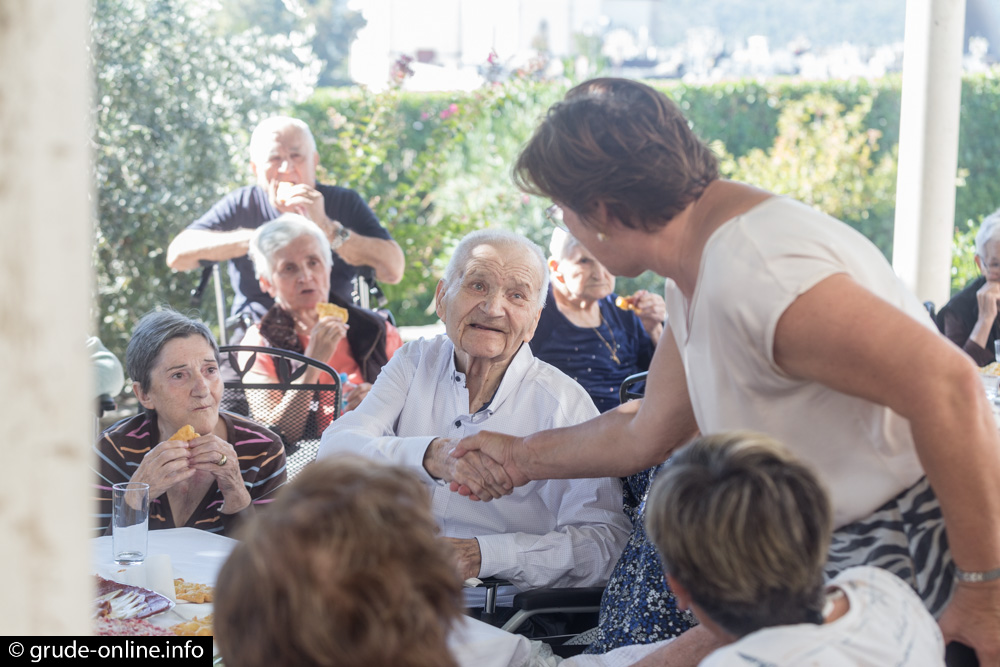 foto: svečano u domu vita u grudama, stjepan proslavio stoti rođendan i 75. godišnjicu braka sa svojom dragicom