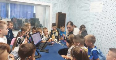 [foto] učenici područne škole čitluk u sklopu terenske nastave posjetili i radio posušje