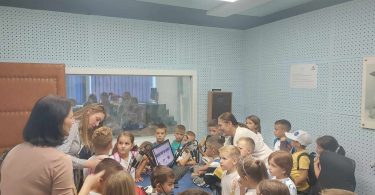 [foto] učenici područne škole čitluk u sklopu terenske nastave posjetili i radio posušje