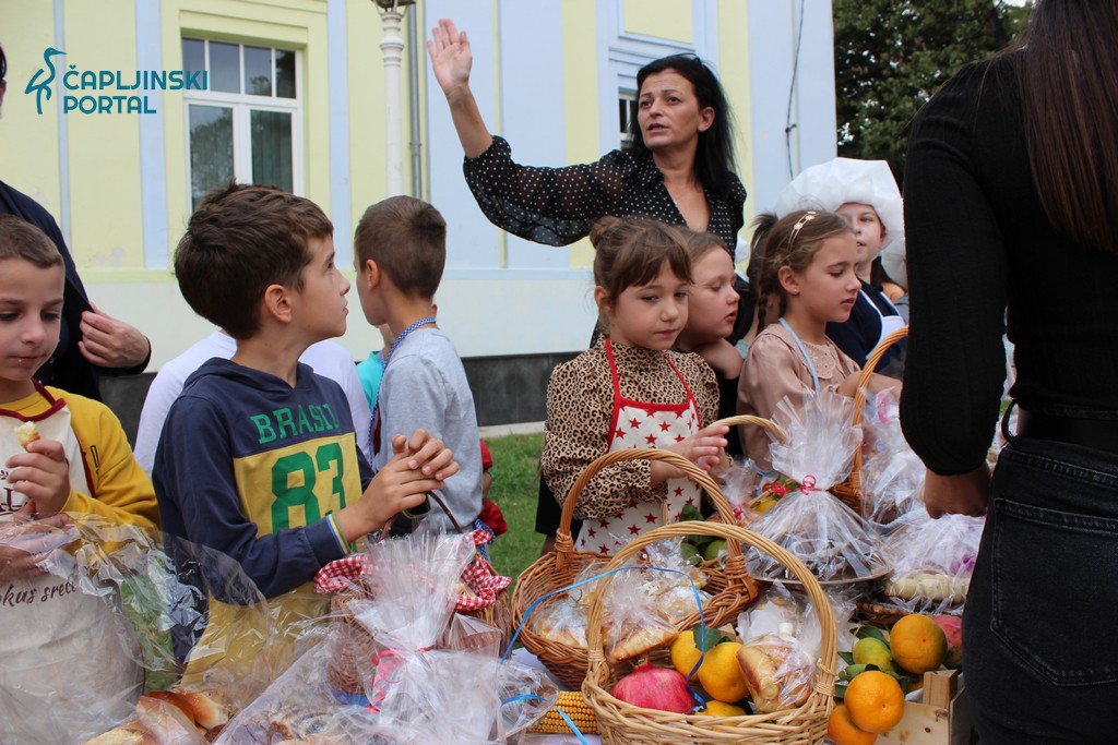 foto | dani kruha: mališani pecivima i slasticama zahvalili zemlji za njene plodove