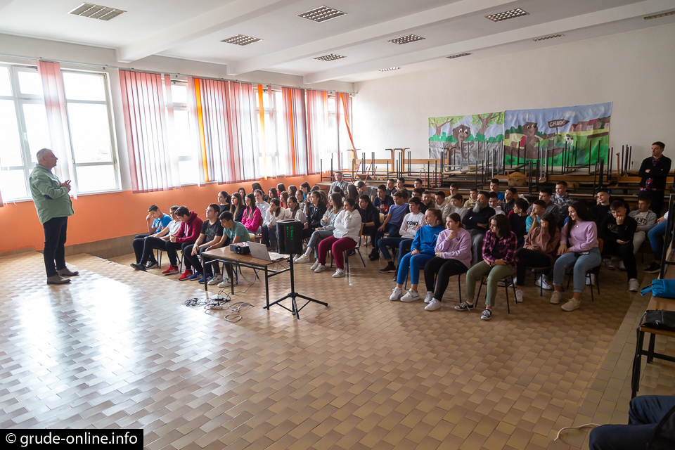 foto: grudski učenici sudjelovali u projektu “rukometom protiv ovisnosti”
