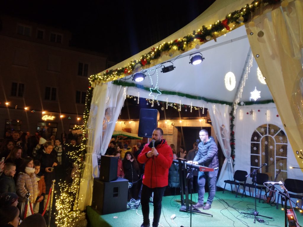 "Zimski grad" Konjic: Bend generacije&solisti Anida Šoljić, Samir Alebić i Hamza Sokolović održali koncert "Zimski grad" Konjic: Bend generacije&solisti Anida Šoljić, Samir Alebić i Hamza Sokolović održali koncert