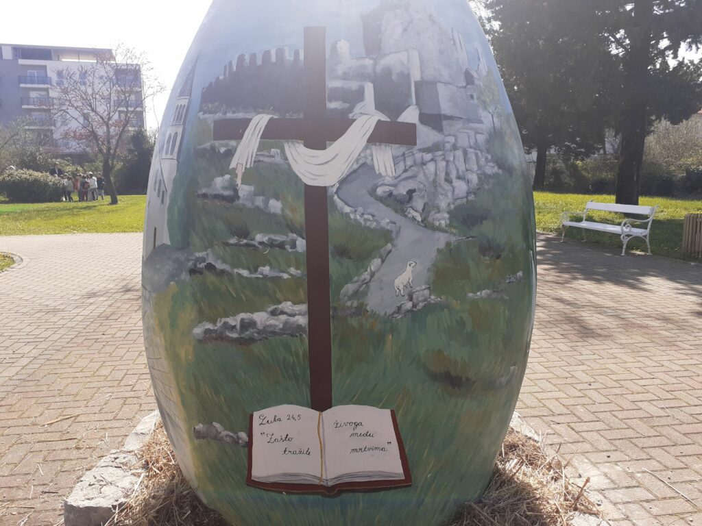 U gradskom parku u Ljubuškom postavljena dvometarska pisanica