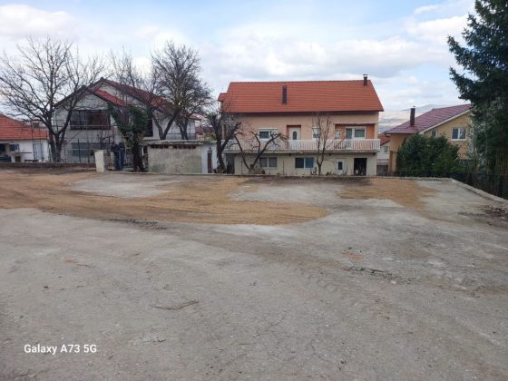 Tomislavgrad: Komunalno uklonilo stare garaže preko puta općinske zgrade