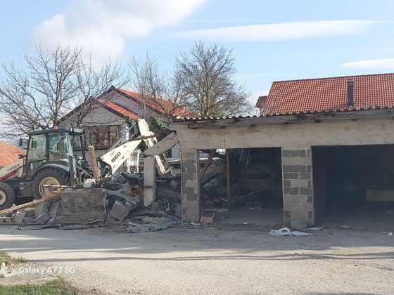 Tomislavgrad: Komunalno uklonilo stare garaže preko puta općinske zgrade