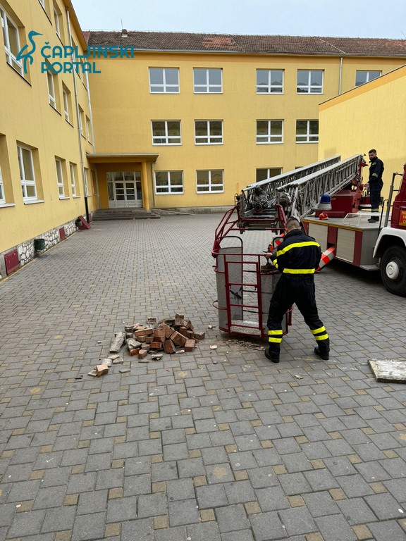foto | vatrogasci uklanjaju dimnjake sa o. š. v. pavlovića