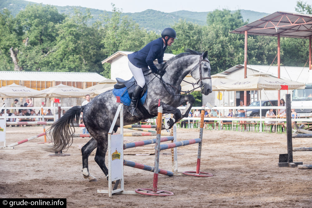 FOTO: Uspešno održan turnir u disciplini konjičkog preskakanja prepona